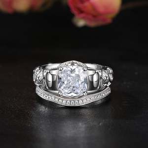 Bague de mariage Jeulia Until Death Hollow en argent sterling avec deux crânes taillés en coussin - Product Image 4