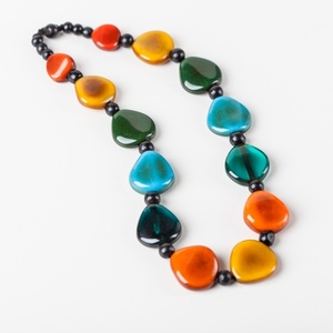 Collar de Cuentas de Madera y Resina Hecho a Mano para Mujer, Joyería Elegante y con Estilo de bh Resin Crafts - Product Image 1
