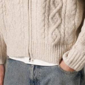 Sweat à capuche zippé en tricot torsadé, couleur pierre, doux et chaud, avec capuche réglable, idéal pour un usage décontracté - Product Image 4