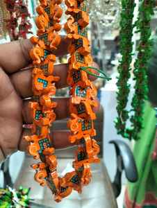 Perles en bois faites à la main peintes à la main sur mesure avec des motifs de perroquets sur le thème des oiseaux de couleur bleue idéal pour la revente - Product Image 4