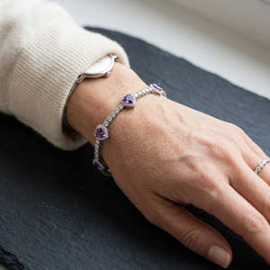 Bracelet tennis élégant en améthyste taille cœur avec halo de pierres rondes, chaîne fine en or blanc, bijou raffiné pour femme - Product Image 4