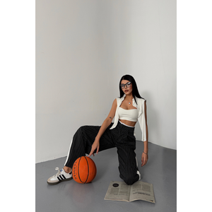 Pantalones negros a rayas para mujer con detalle de rayas laterales - Product Image 6