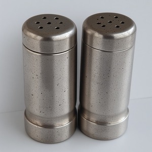 Moulin à Sel et à Poivre Décoratif en Acier Inoxydable Martelé, Bronze Antique, Patine Artisanale, Conçu pour la Décoration - Product Image 6