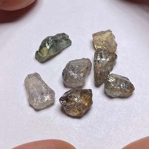 พลอยแซฟไฟร์อุมบาแทนซาเนียธรรมชาติทรงทริลเลียนและทรงรีเจียระไน พร้อมพลอยโกเมนสีเหลืองและสีแดง - Product Image 1
