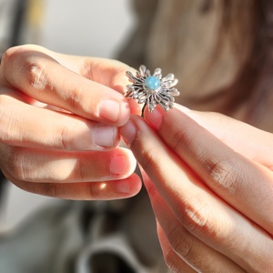 Anillo de Plata de Ley 925 con Diseño de Flor de Larimar para Mujer, Estilo Religioso, Calidad Extrema, 8.3g, para Bodas, Fiestas, Aniversarios, Uso Diario - Product Image 4