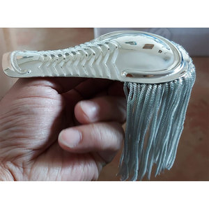 แผ่นประดับไหล่แบบมีพู่สำหรับวงโยธวาธิต ทำจากผ้าไหม พร้อมตะขอสำหรับแขวน  สามารถปรับแต่งสีโลโก้ได้  ทำจากทองเหลือง สำหรับป้องกันตัว - Product Image 5