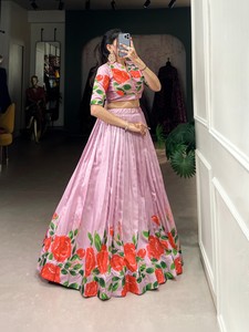 Tushar Designer A-Line Lehenga Choli Colección de bodas clásica con estampado de seda hasta el suelo con toque de encaje con estampado floral - Product Image 4