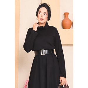 Vestido Hijab Negro Sencillo con Cuello Alto y Cintura Fruncida en Tela Crepé, Accesorio de Moda - Product Image 2