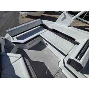 Bateau de catégorie Premium Cobalt R8 2025 - Product Image 3