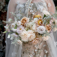 Penjualan laris 18 kepala buket pengantin pernikahan dekorasi merah putih bunga mawar buatan romantis pernikahan untuk dekorasi acara pernikahan