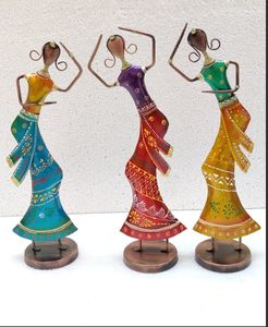 Juego de 3 Figuras Artesanales de Bailarinas Tribales Verticales y Móviles (Adornos Étnicos de Metal para Diwali y Bodas) - Product Image 1