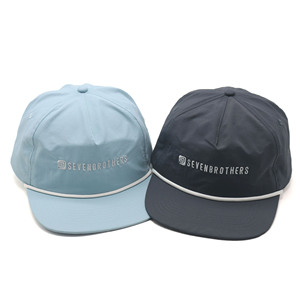 Casquette de golf unisexe OEM non structurée à 5 panneaux, visière plate, en nylon, réglable par snapback, toutes saisons, avec logo personnalisé, pour la mode, le sport et la performance - Product Image 1