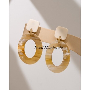 ชุดต่างหูรูปวัวฮอร์นสำหรับผู้หญิงชุดรูปแบบสัตว์พร้อมไม้ถูพื้นเทคนิคขัดเงางานฝีมือจากธรรมชาติ - Product Image 4