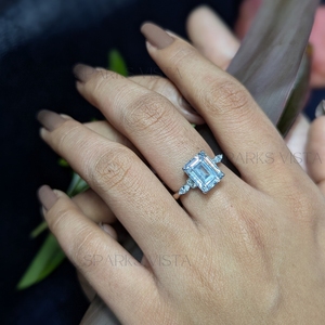 Anillo de Diamante Simulado con Corte Esmeralda y Piedras Laterales Engastadas en Pavé, Plata de Ley 925, Joyería Fina para Mujer - Product Image 2