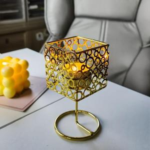 Portavelas votivo de metal tradicional con detalles elegantes, perfecto para interiores clásicos - Product Image 5