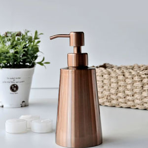 Distributeur de savon en métal au design luxueux pour une collection d'accessoires de salle de bain élégants avec un attrait haut de gamme - Product Image 1