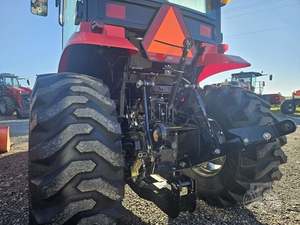 TRACTOR DE RUEDAS DE ALTO RENDIMIENTO MAHINDRA 1626 DE 100 CV CON CARGADOR, TRACCIÓN EN LAS 4 RUEDAS, MOTOR ROBIN DE 3 CILINDROS, TRANSMISIÓN HIDROSTÁTICA DE 3 RANGOS EN VENTA - Product Image 4