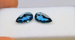 Cristal de topaze bleue de Londres naturelle excellente pierre précieuse à facettes taillée en poire dans la meilleure forme pour la fabrication de bijoux paire à facettes - Product Image 4