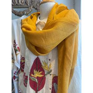 Écharpe en lin moutarde, style long, pour un accessoire de mode élégant - Product Image 2