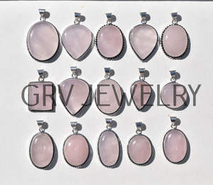 Vente en gros de pendentifs fins ethniques en argent sterling 925 faits à la main en quartz rose naturel pour les mariages, les anniversaires et les fêtes - Product Image 1