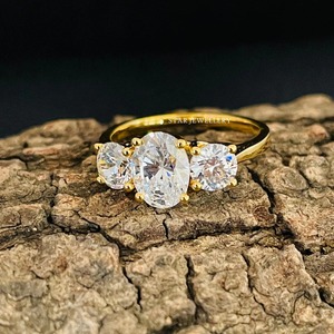 Anillo de Compromiso de Oro Sólido de 14K con Tres Piedras de Moissanita Ovalada y Corte Diamante Cristiano - Product Image 5