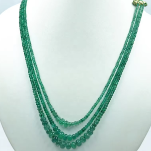 Collier en émeraude rondelle à 3 brins, 2,5-7 mm, 12-14 pouces, perles de pierre lisses en émeraude zambienne - Product Image 1