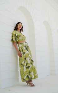 Ensemble deux pièces floral vert lime, crop top et pantalon large, tenue d'été assortie, imprimé botanique tendance pour les vacances - Product Image 2