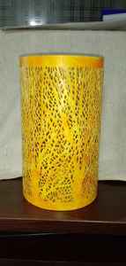 Bougeoir votif en métal orné avec finition patinée pour les soirées de Noël confortables ou les célébrations festives - Product Image 3