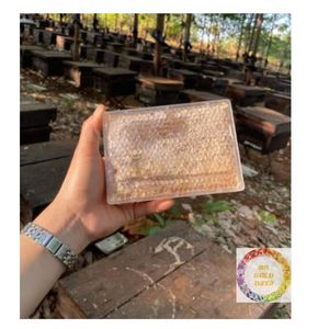 PANAL DE MIEL DE ABEJA CRUDA DE BOSQUE SALVAJE DE VIETNAM 100% MIEL DE ABEJA NATURAL PEINE DE MIEL COMESTIBLE FRESCA EN PAQUETE AL VACÍO LISTO PARA LA EXPORTACIÓN - Product Image 1