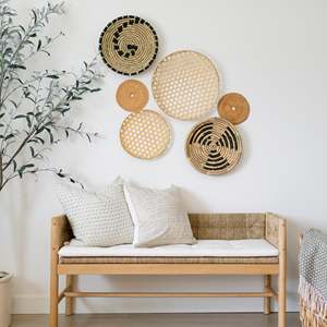 Ensemble de 6 paniers muraux en rotin, bambou et jonc de mer aux tons terreux en provenance du Vietnam avec des accents variés pour la décoration intérieure - Product Image 4