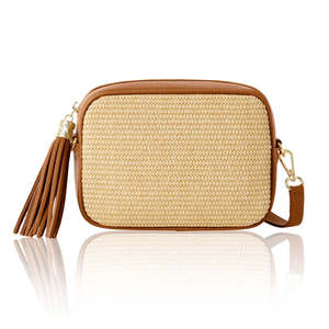 Bolso bandolera para cámara de rafia hecho a mano en Italia con borla-PS642 - Product Image 1