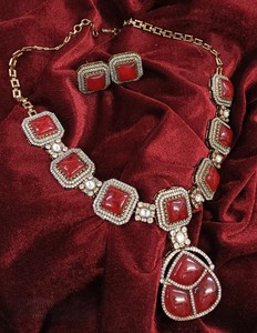 Conjunto de collar Polki de diseñador de lujo chapado en oro con pendientes joyería nupcial para celebración de boda y fiesta - Product Image 1