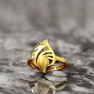 Elegante Anillo de Oro para Mujer con Diseño Inspirado en Hojas, Anillo de Oro de Diseñador, Perfecto para Uso Diario, Fiestas y Bodas - Product Image 1