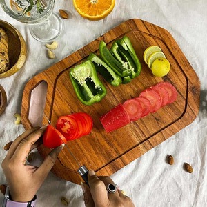 Tabla de cortar de madera grabada con diseño personalizado Un regalo significativo para los chefs Foodies Hogares y ocasiones especiales - Product Image 2