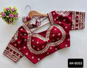 Les plus belles femmes portent des broderies de créateurs et des travaux de séquence Lire pour porter un chemisier pour Lehenga Choli et un sari traditionnel - Product Image 4