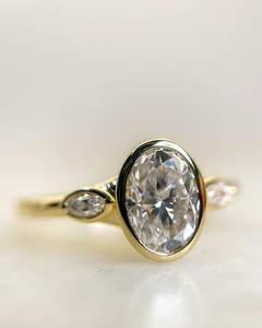Anillo de compromiso minimalista de diamante de corte ovalado de 10x8mm | Conjunto de bisel Anillo de Boda nupcial de tres piedras | Anillo de oro de 18 quilates de plata esterlina - Product Image 4