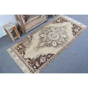 Alfombra Vintage de 2.8x6.3 pies, Alfombra Turca Oriental de Lana Marrón y Blanca - Product Image 2