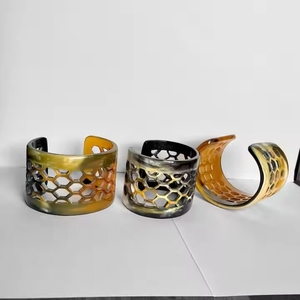 Grand bracelet manchette en corne de buffle, fait main, écologique, forme naturelle moderne, objet d'art de collection, cadeau de mariage Saniya - Product Image 3