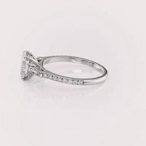 Bague de fiançailles avec diamant de laboratoire taille coussin et pierres latérales en or blanc/jaune et rose 18 carats - Product Image 2