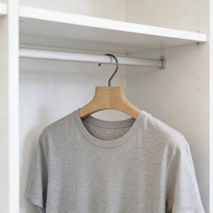 Cintres écologiques en bois de hêtre brut avec crochet noir mat pour l'affichage de vêtements de luxe en boutique - Product Image 3