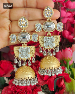Hermosa fusión de dos tonos Indo Western Jhumkas con piedras de esmalte, perlas y cuentas de diseño Ghungroo Indian Unique Jhumka Earring - Product Image 4