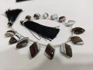 Cuentas facetadas de Briolette de 15 a 20mm con forma de diamante de ópalo de roca natural vendidas por hebra de 8 pulgadas de largo - Product Image 4