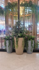 กระถางต้นไม้ทรงกลมสีแดง ทำจากวัสดุ FRP น้ำหนักเบา แข็งแรง ทนทาน ผลิตด้วยมืออย่างประณีต พร้อมผิวมันเงาเรียบเนียน เหมาะสำหรับใช้ในบ้าน สำนักงาน โรงแรม และสวน - Product Image 5