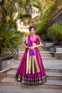 Magnifique Lehenga Choli de mariage en velours jacquard Zari, coupe ample et formelle pour femme - Product Image 3