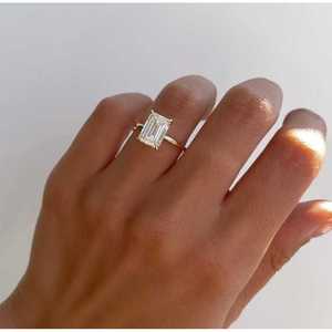 Anillo de Compromiso con Diamante Solitario Oculto en un Halo, Corte Esmeralda, Oro Amarillo con Diseño Único - Product Image 3