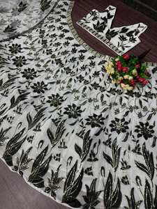 Lehenga Choli traditionnel de haute qualité en noir blanc Georgette tissu chaîne séquence travail pour les fêtes pakistanaises indiennes mariages - Product Image 4