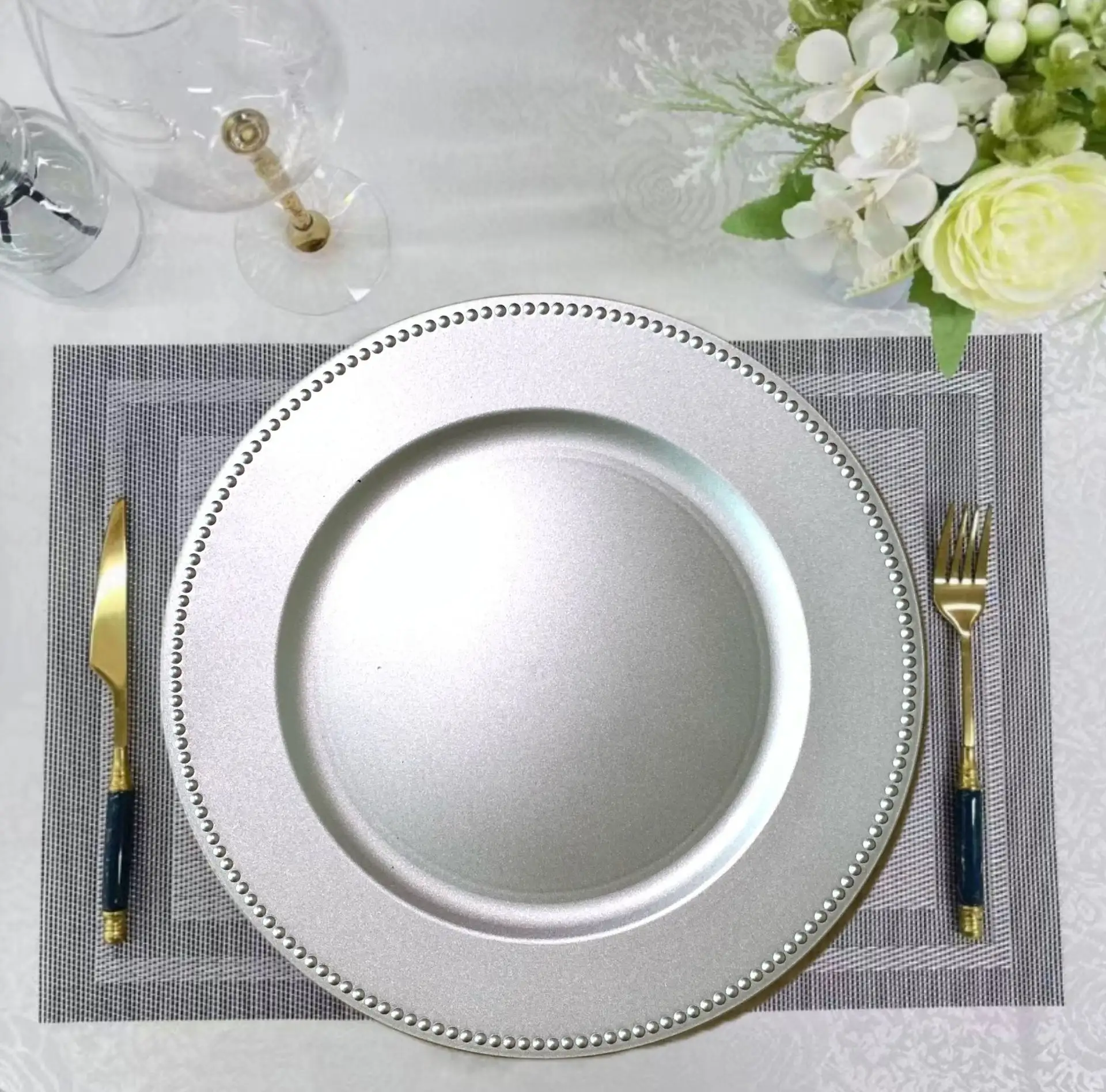 Vaisselle de fête de mariage en vrac ensemble de table rond 13 pouces 33cm assiette de présentation en plastique doré vente en gros d'usine