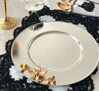 Assiettes de chargeur en métal au look vintage fabriquées à la main avec des détails traditionnels pour des installations de dîner charmantes