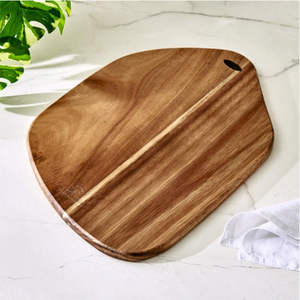 Petite planche à découper ronde en bois avec trou d'accrochage aspect naturel - Product Image 5