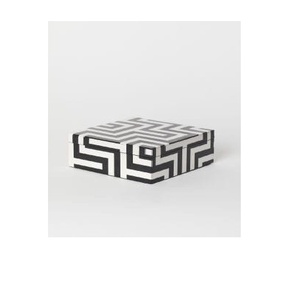 Organizador de almacenamiento decorativo hecho a mano para el hogar, colección de arte triangular con incrustaciones de resina en blanco y negro, caja multiusos - Product Image 1